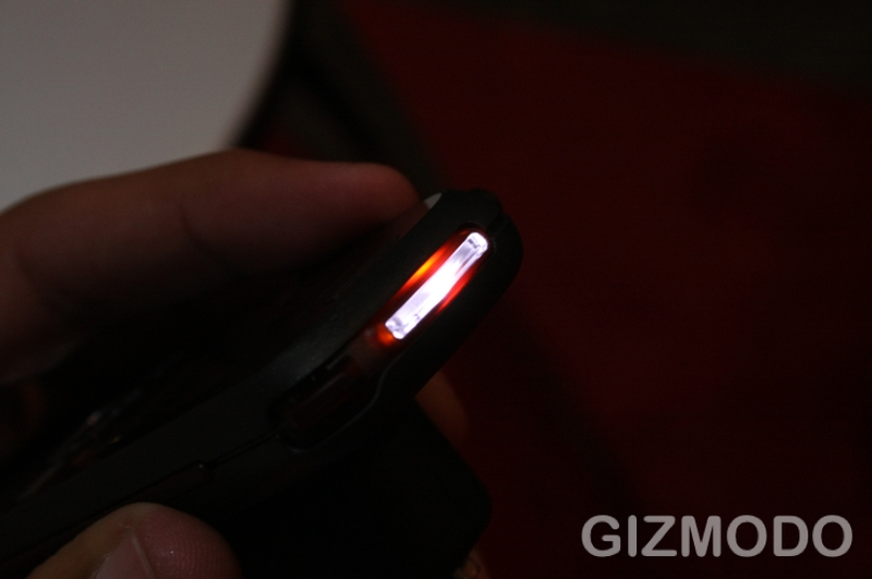 Illustration for article titled Nokia 1661 has AMAZING LED FLASHLIGHT Built InTo Top of Phone
